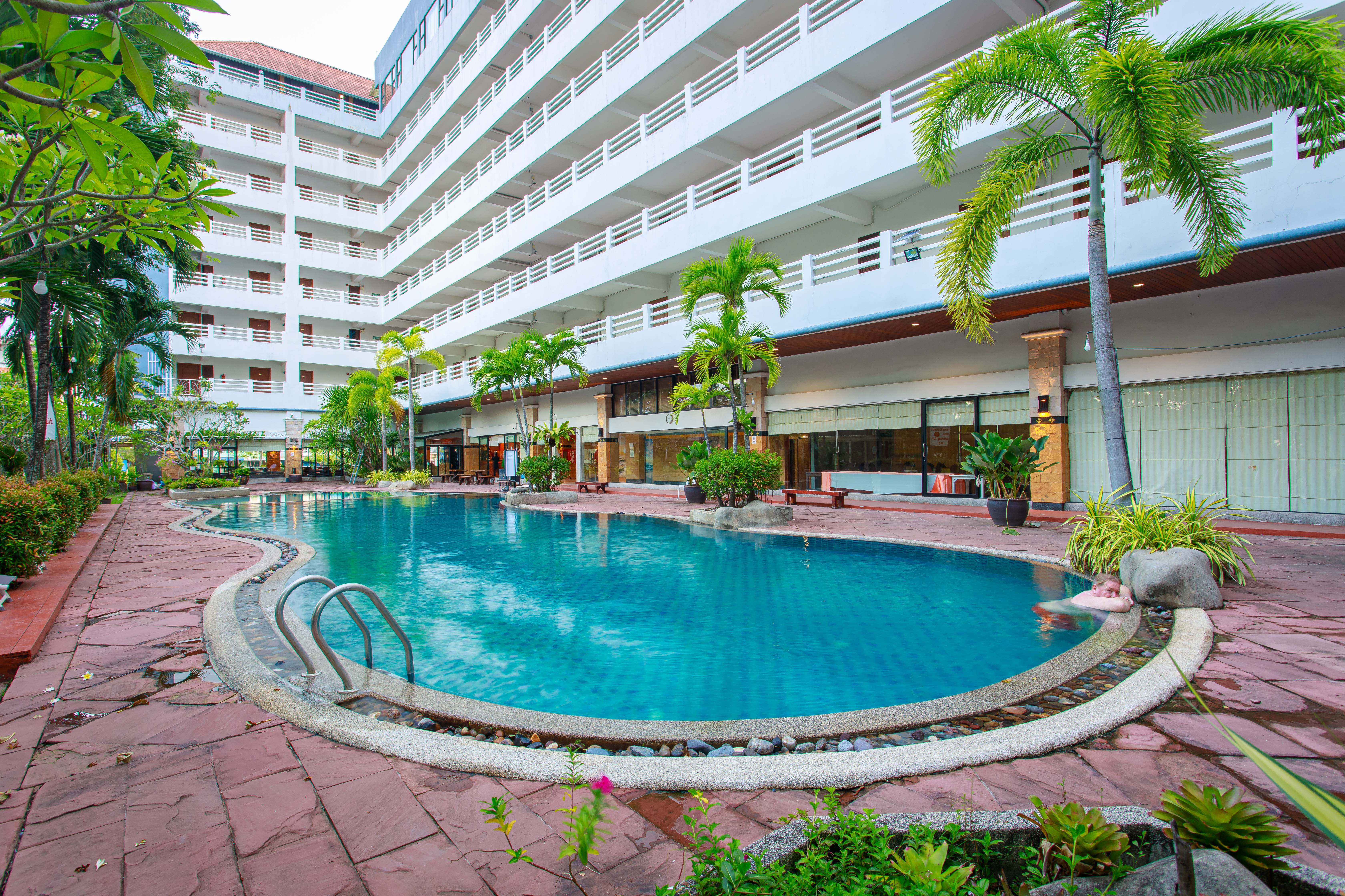 Hatyai Paradise Hotel garden pool view